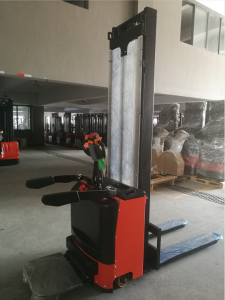מערם חשמלי SMITH עם משטח עמידה 1500 קג 260 סמ