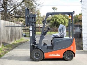 מלגזה חשמלית SMITH XE25A 2500 kg 300 cm