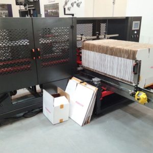 מכונת הקמת קרטונים אוטומטית AUTOBOX עם שולחן עבודה אופקי טעון בגליונות שטוחים